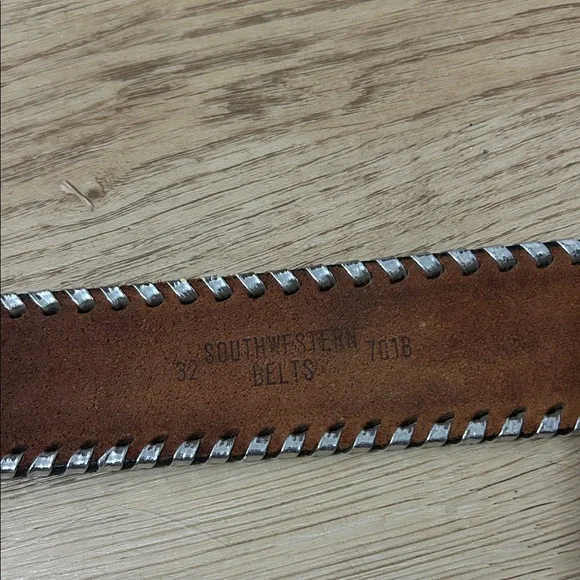 Intricate leather belt - Picture 8 of 9